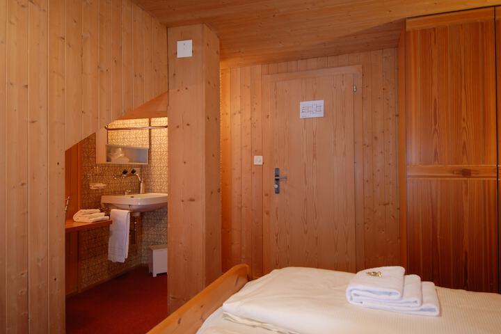 Room 14 of 128