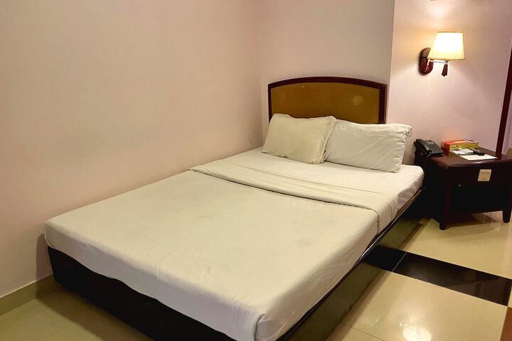 Room 4 of 28