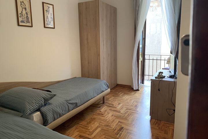 Room 5 of 27