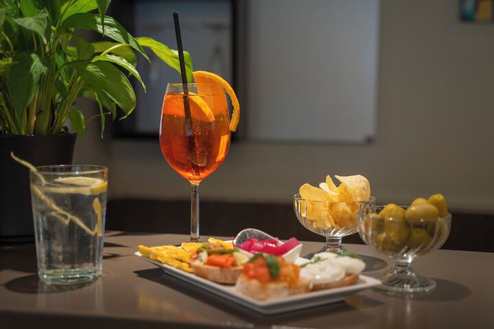 Lounge 65 of 81