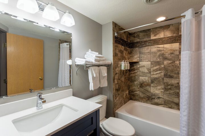 1 Bedroom Suite King Bed Jetted Tub (6 of 9)