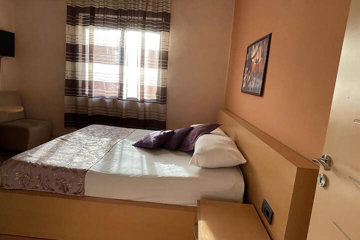 Room 6 of 8