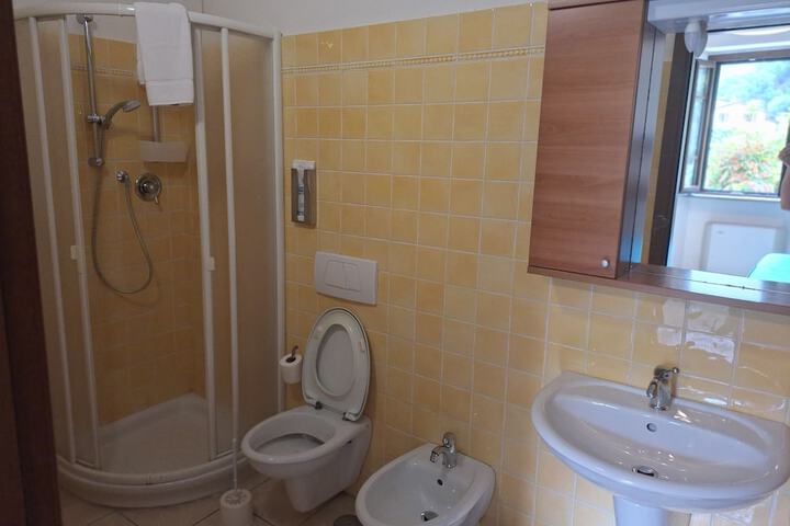 Room 10 of 20