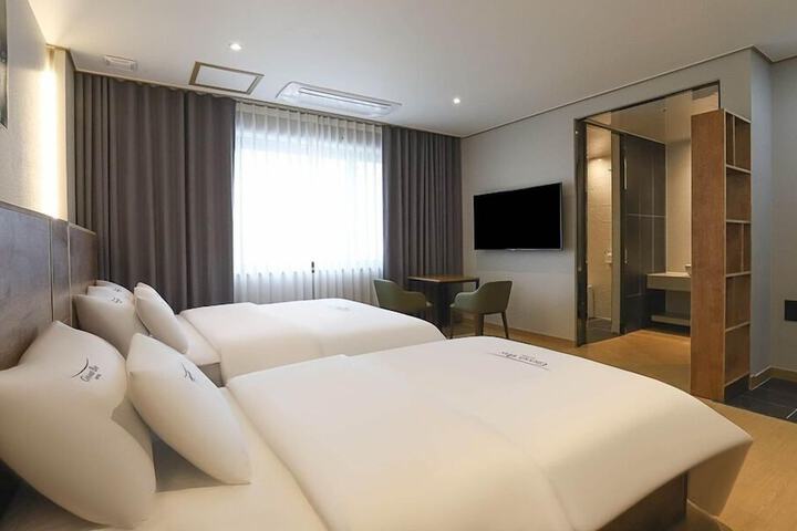 Room 48 of 92