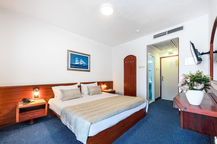 Room 16 of 49