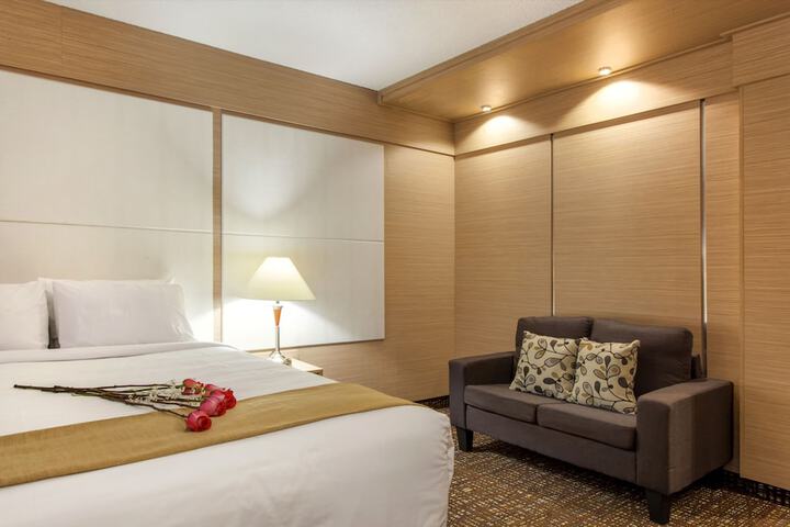 1 Queen Bed (2 of 12)