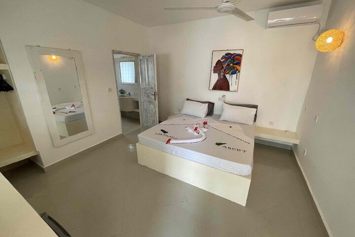 Room 4 of 97