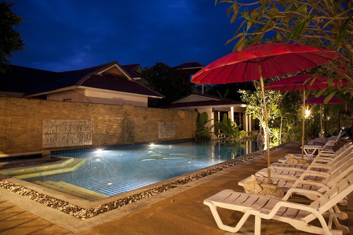 Hotel with Pool