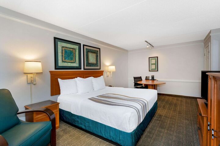 1 King Bed Deluxe Room (18 of 21)