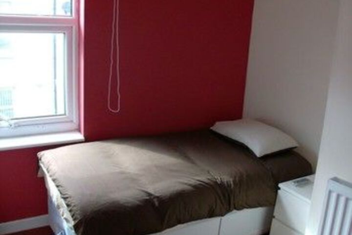 Room 5 of 18
