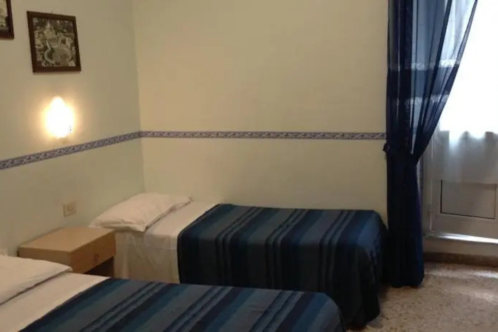 Room 4 of 10