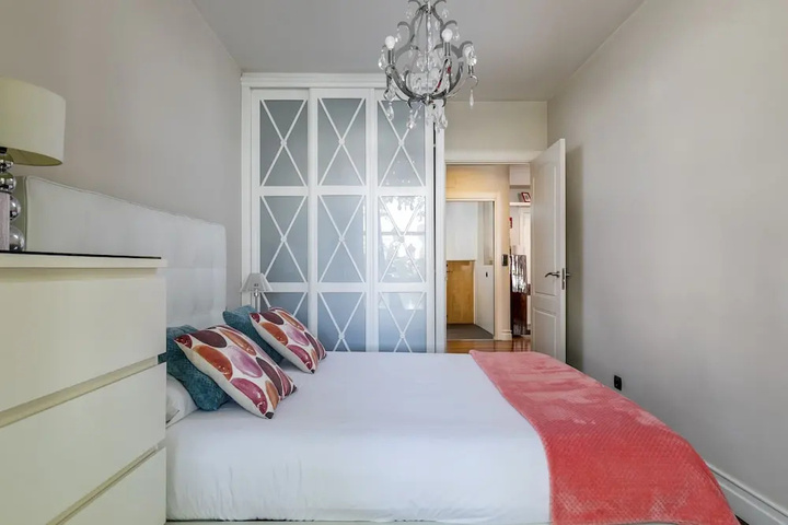 Room 5 of 18