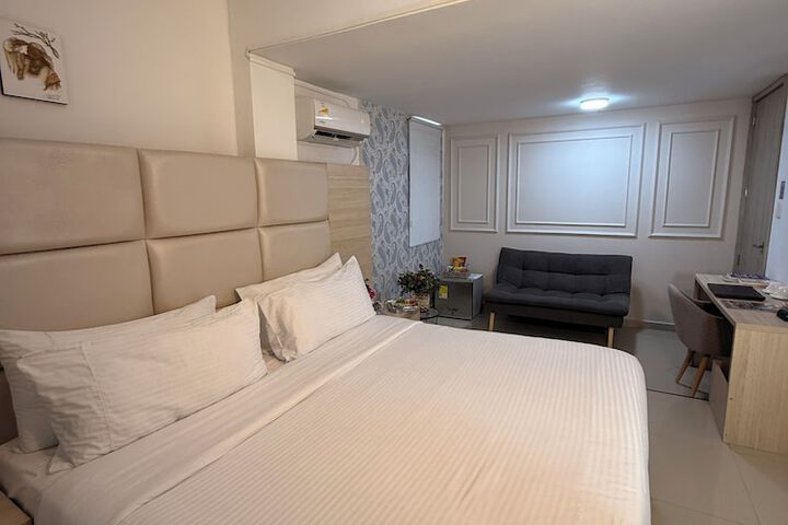 Room 13 of 18
