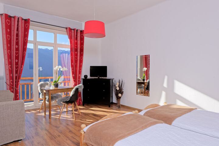 Room 3 of 32