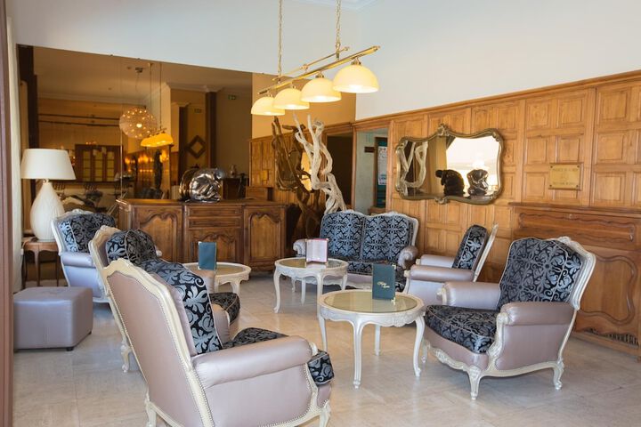 Lounge 52 of 71