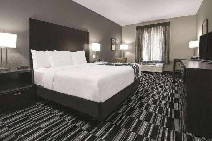 1 King Bed Mobility Hearing Impaired Accessible Room (5 of 10)