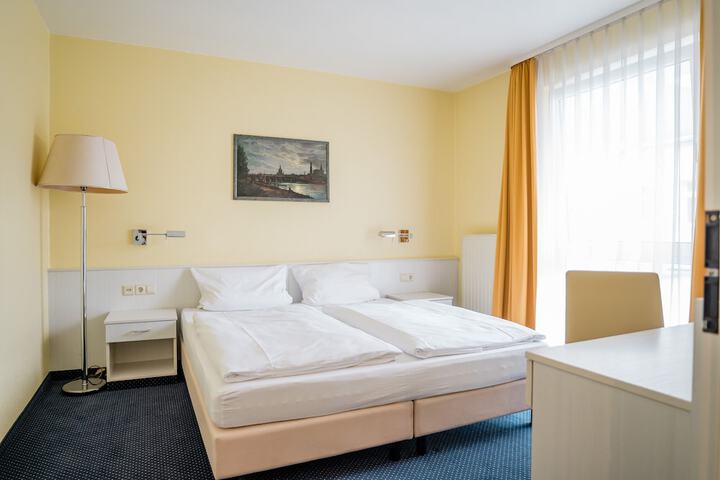 Room 4 of 61