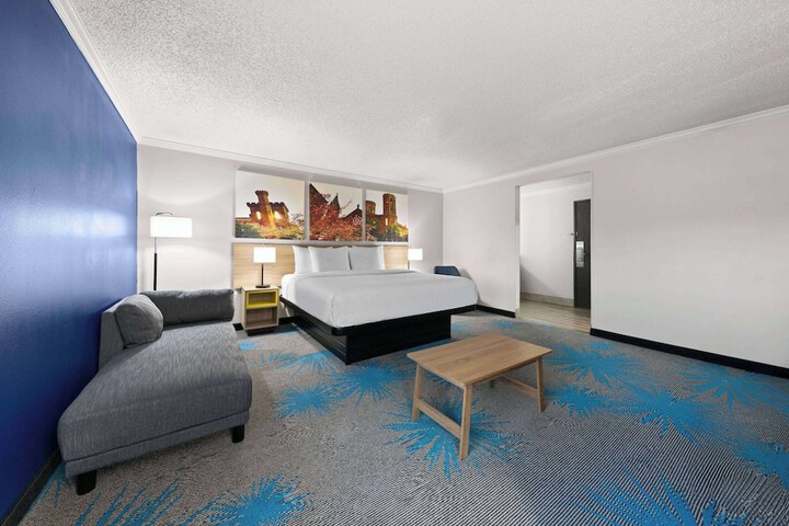 1 King Bed (2 of 17)