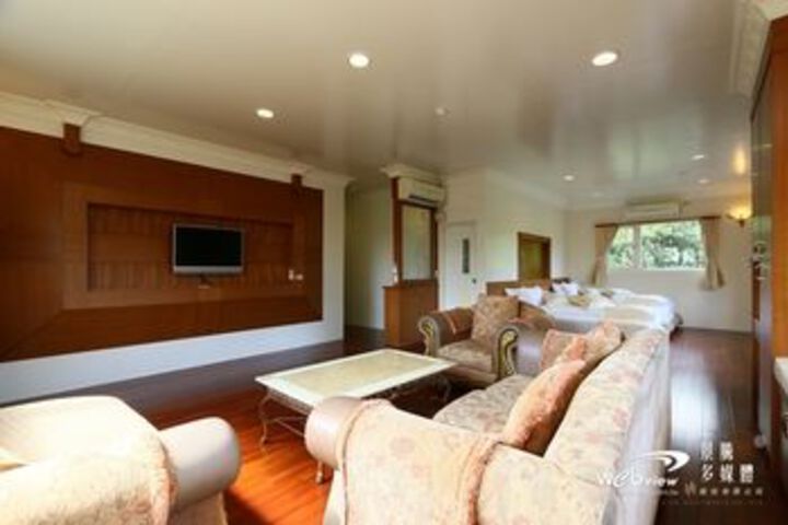 Room 33 of 47
