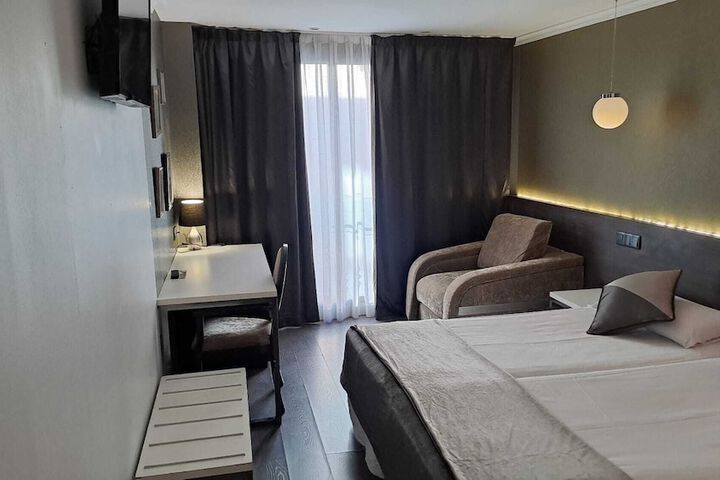 Room 102 of 193