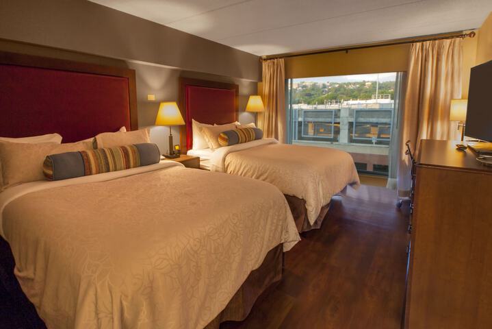Executive Queen Room (1 of 9)
