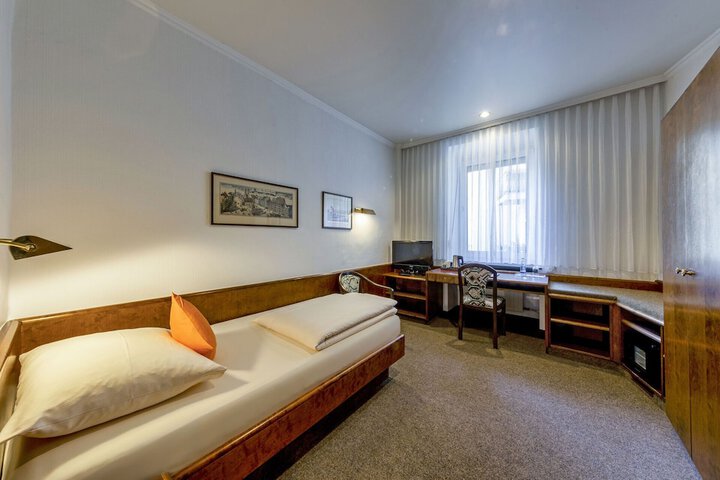 Room 9 of 38