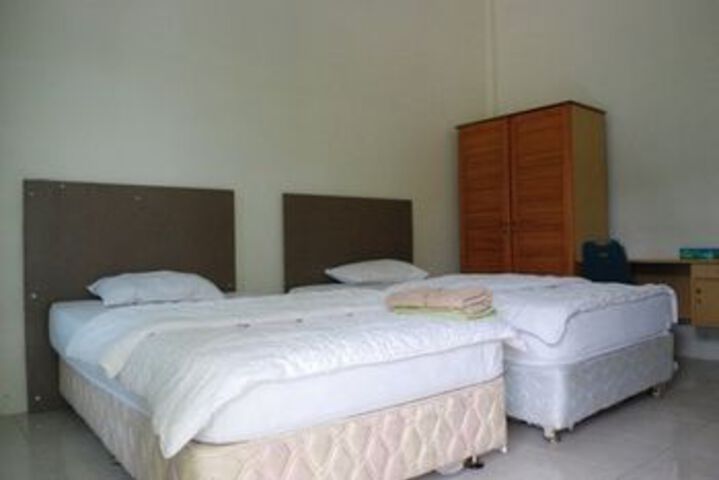 Room 11 of 32