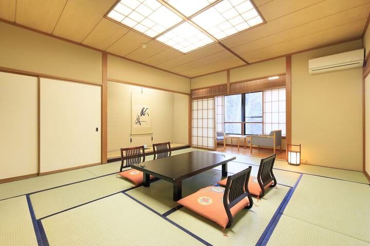 Room 30 of 102