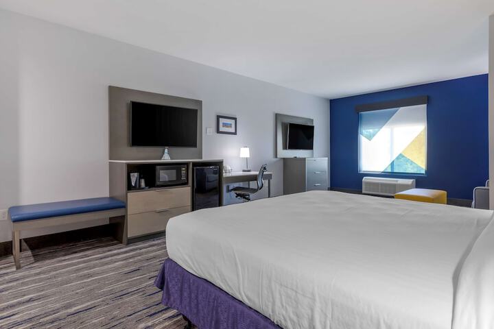Standard King Bed Accessible (2 of 19)