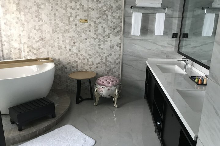 Room 9 of 10