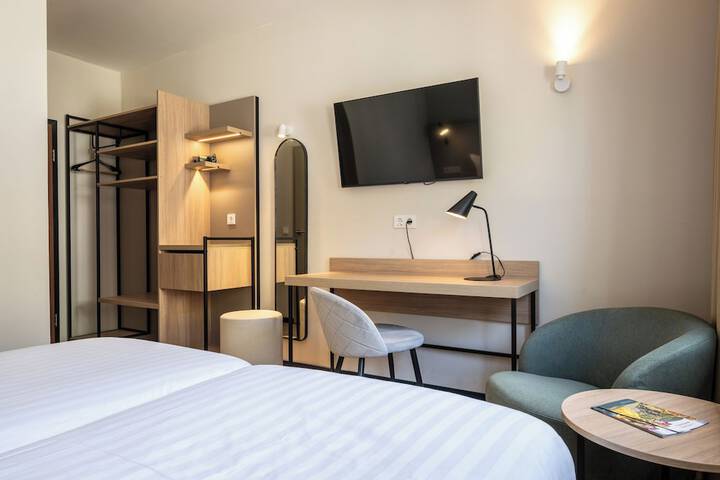 Room 4 of 16