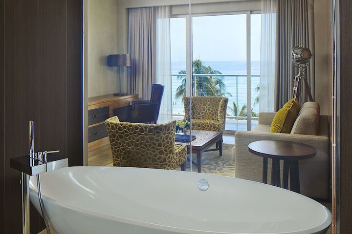 Deep soaking bathtub