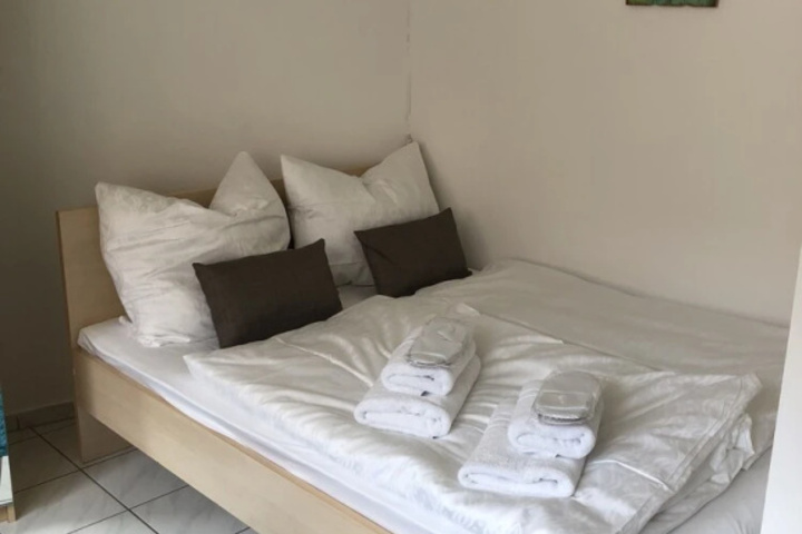 Room 5 of 16