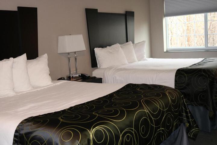 2 Queen Beds (2 of 8)