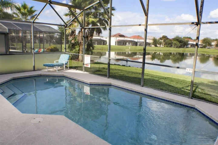Pool 10 of 18