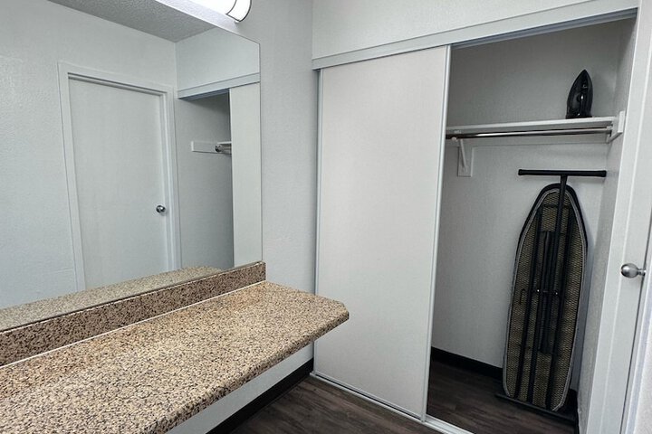 Room 8 of 10