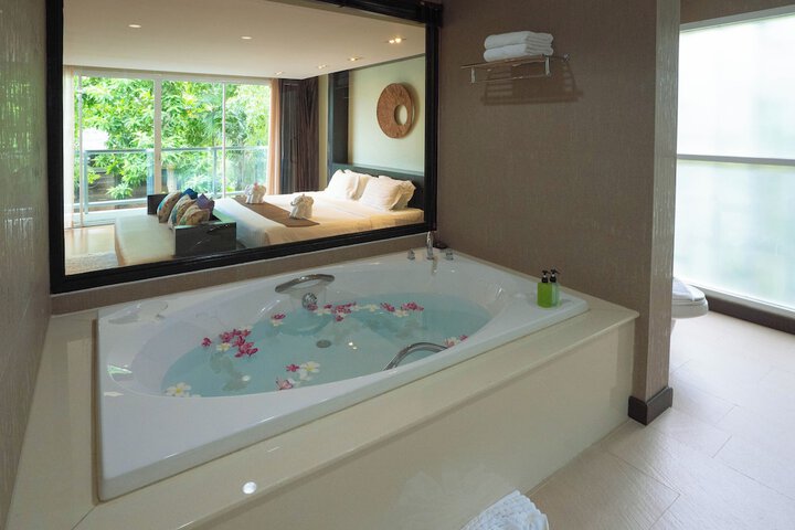 Room 32 of 65