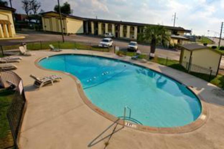 Swimming pool [outdoor]