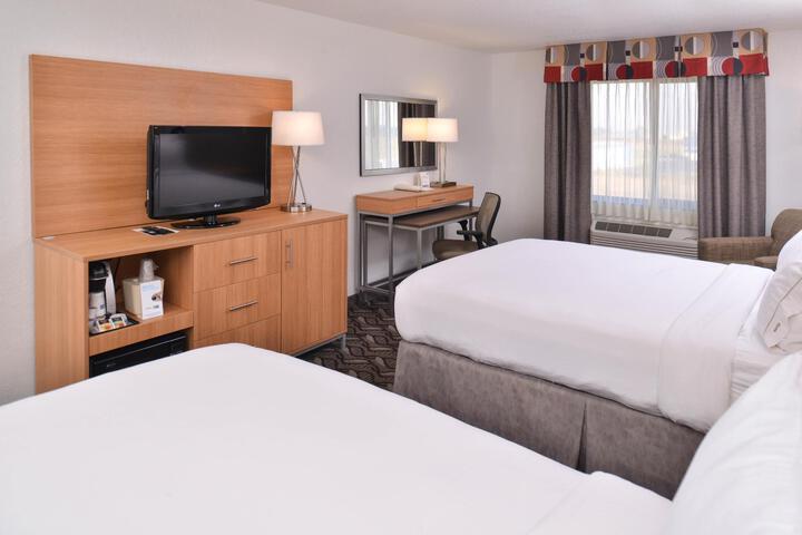 2 Queen Beds (5 of 7)