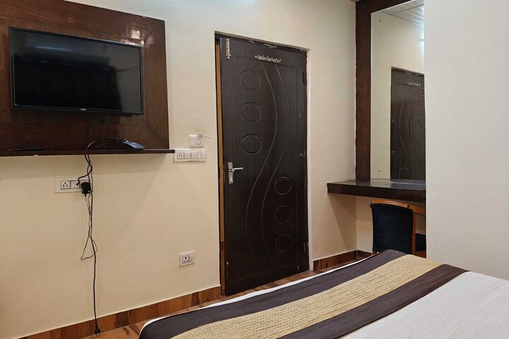 Room 11 of 38
