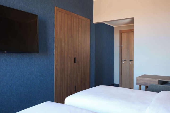 Room 8 of 64
