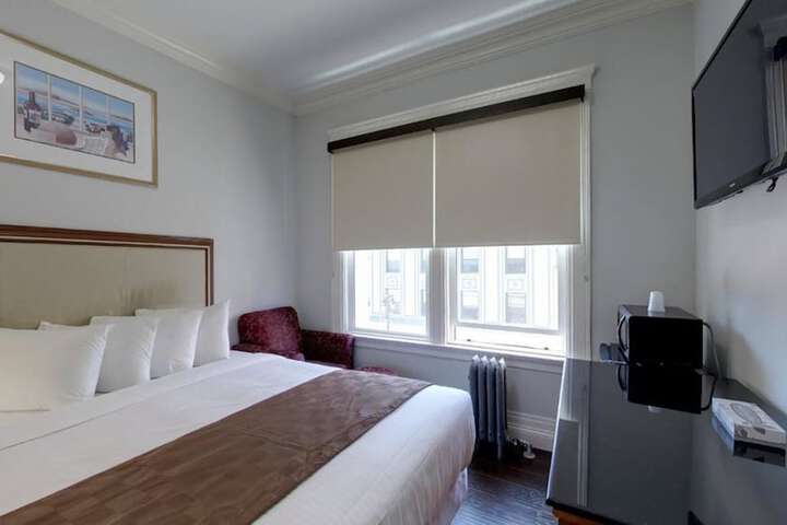 Deluxe King Bed Private Bathroom (3 of 3)