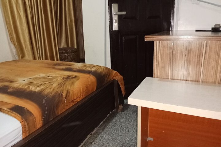 Room 8 of 17