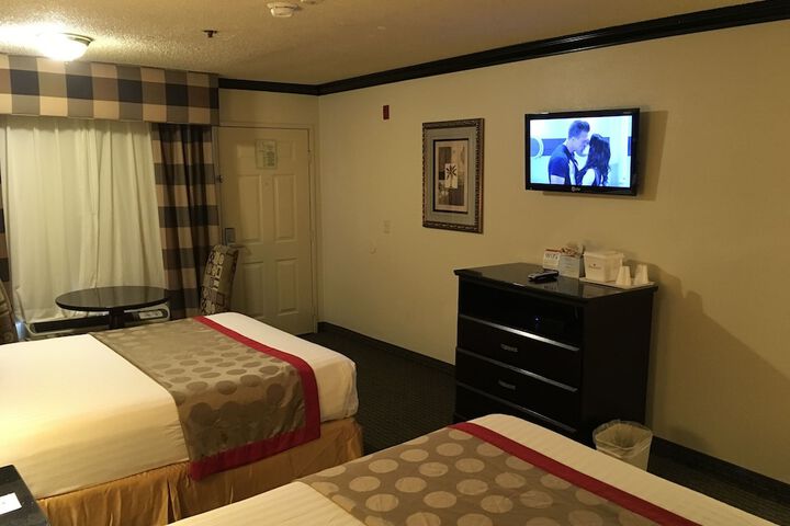 1 Queen Bed (17 of 18)