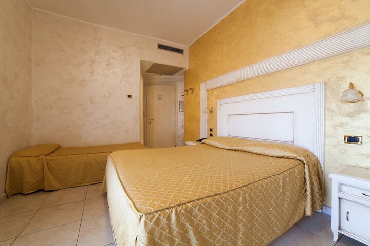 Room 9 of 22