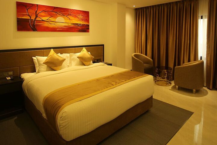 Room 4 of 12