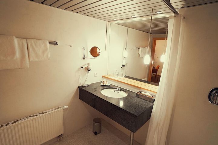 Room 64 of 105
