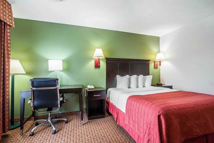 1 Queen Bed (10 of 10)