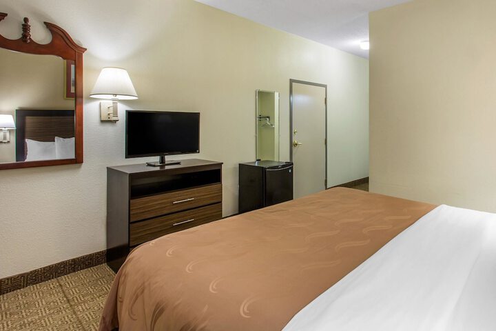 1 King Bed (10 of 15)