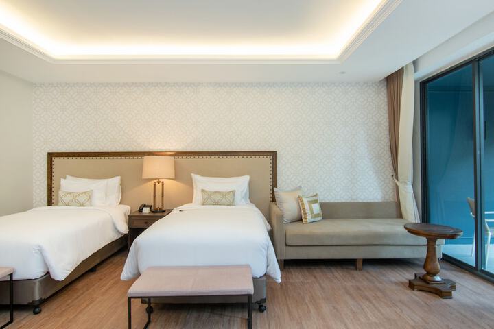 Room 12 of 184